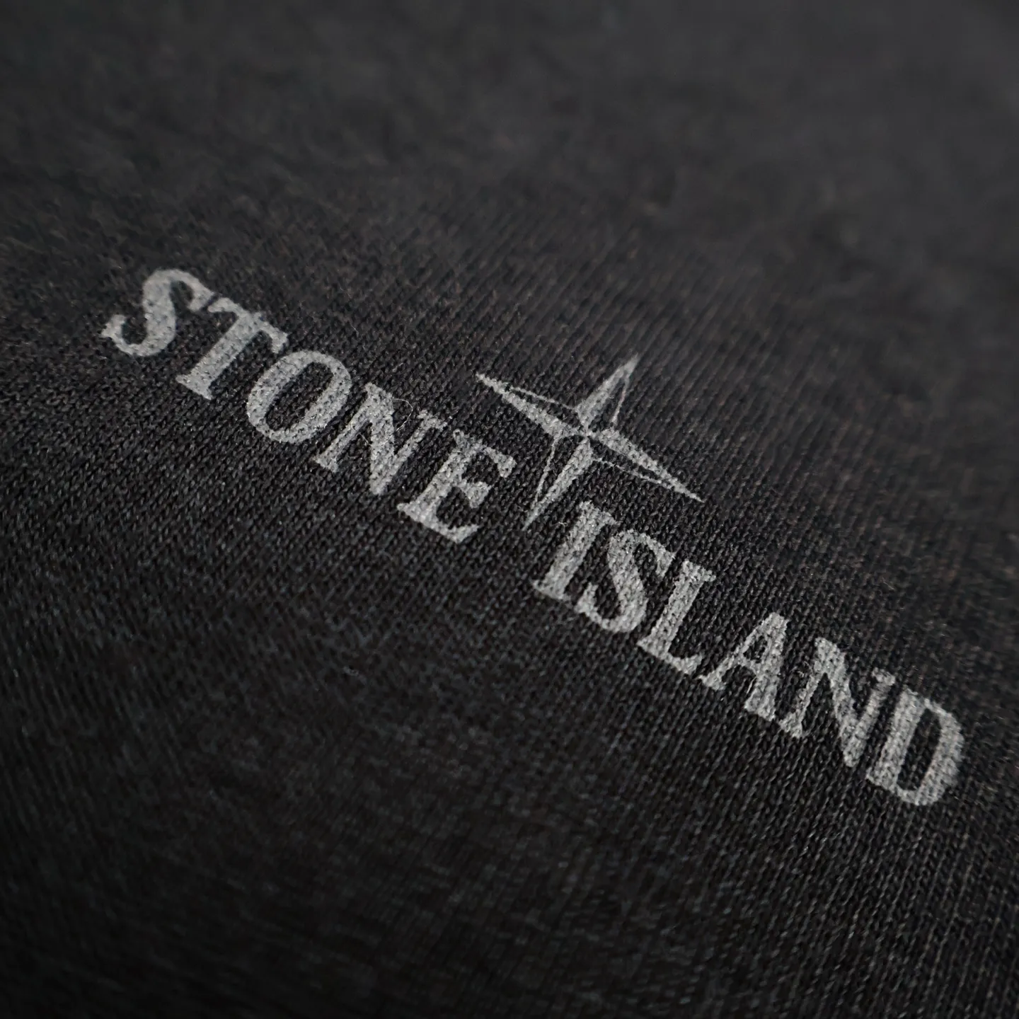 P240 [Exclusive supply] Stonelsland Stone Island printed short sleeves (black) Customized trendy double-strand fiber linen cotton, delicate and smooth, comfortable and skin-friendly, high-end black charm, deep charm, Compass micro-emblem patch embellished on the chest. Adopt imported water slurry printing technology, use advanced computer control system and precision mechanical components to achieve Compass. The fabrics have been washed to give them a better feel and texture. They are not easy to deform, shrink or fade, and maintain their long-lasting beauty.